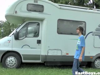 Симпатичный 18-летний — публичная мастурбация