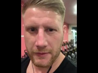 Доставил член в спортзале