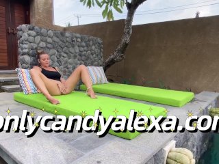 Фут-фетиш развлечение на улице с Candy Alexa