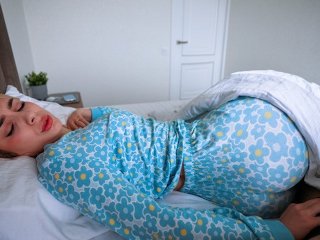 Моя похотливая мачеха просыпается самым лучшим способом который знает