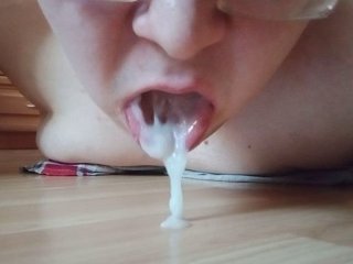Кончаю через жопу и лизу свою сперму с пола