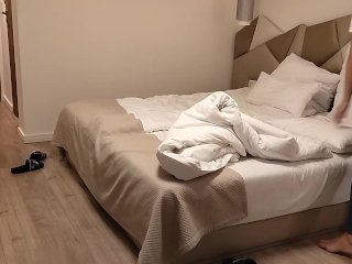 Выхожу из ванной и мне падает полотенце рядом с сводной сестрой. Она позвала меня и отсосала