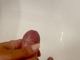 Чешская милфа мачеха делает экстремальную дрочку сыну с огромным камшотом в душе