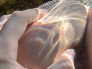 Трогаю девушку под водой