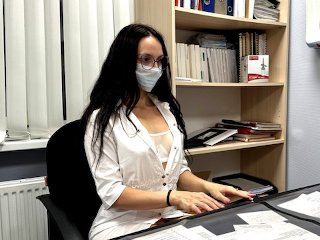 Сексуальная врачиха сводит меня с ума своей большой попкой: минет под столом, миссионерская позиция, наездница