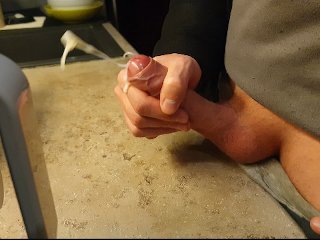 Разбушевался на кухне, голосистый парень срочно должен развести сперму