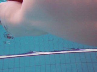 Красивая польская тинейджер Alice плывёт без одежды