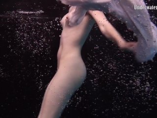 Мрачные вибы бассейна с девушкой в белом платье