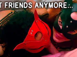 Две подруги сосят один член. Соревнование по горловому минету.