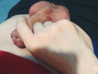 Парень играет со своими яйцами и членом