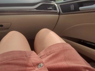 Моя сводная сестра никогда не носит трусы под юбкой