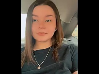 Хвастаюсь большими сиськами на заднем сиденье Uber