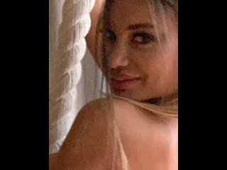 Спортивная Моника Фокс делает гимнастику голая