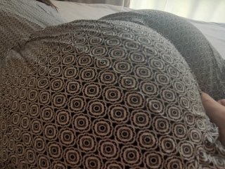 Моя Сводная Сестра с Большой Круглой Попкой в Платье Дразнит Меня Зайти Внутрь