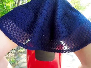 Публичные приключения: красивая девушка скачет на электровелосипеде без трусов на оживлённых улицах города