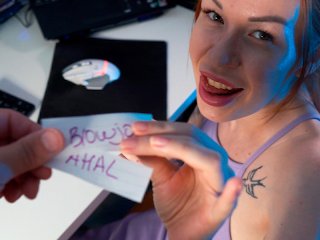 Восхитительная Toma Mur усердно сосёт член