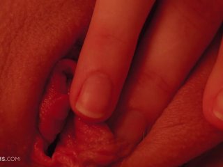 ULTRAFILMS Красивая рыжая девушка Sofilie трет свою киску на кровати