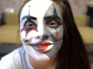 Хеллоуинский минет клоунша удовлетворяет папкин хуй на камеру