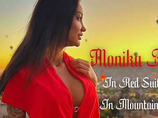 Прекрасная Monika Fox в красном костюме в горах