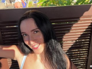 Рискованный публичный секс в кабинке для переодевания на пляже. Нас застали