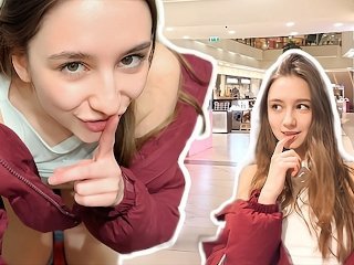 Страсть в примерочной на торговом центре