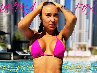 Monika Fox позирует в розовом бикини и плывёт в бассейне среди небоскребов