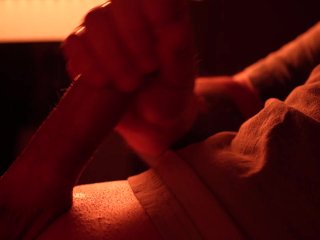 Крупным планом твёрдый член парня дрочит в одиночестве