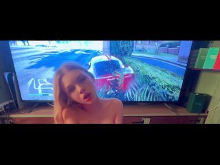 Молодые развратные девочки дают минет с камшотом парню когда он играет в PS