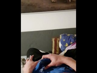 Возбуждённый чешский твинк выстреливает огромную порцию спермы в боксеры