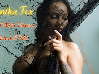 Monika Fox голая с цветами за вуалью