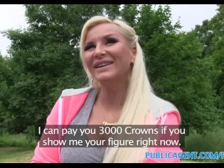 Развратная блондинка с большими сиськами трахается на улице