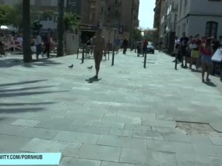 Victoria Sweet показывает своё сексуальное голое тело на общественной улице