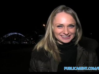 Громкий секс с горячей русской красоткой на публике