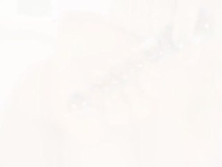 Пробуждение в спальне - стройная блондинка играет с пальчиками ног