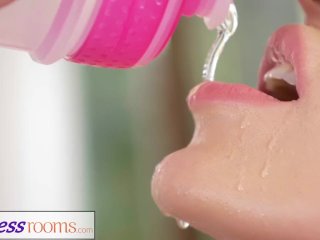 Fitness Rooms Член голодная блондинка русская Milf делает глубокий минет тренеру