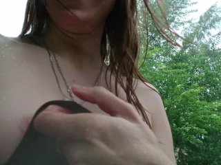 Публичная демонстрация грудей снаружи под дождём