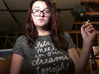 Горячая молодая малышка курит в гараже