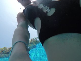 В новый год сексуальная lovenia lux мастурбирует под водой в бассейне