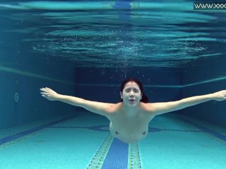 Горячая татуированная чешка в бассейне