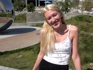 Русская милфа Angelina Bonnet показывает грудь на людях