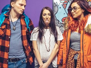 Fake Hostel Королева рогов обожает смотреть как её парень трахает горячую стройную красотку