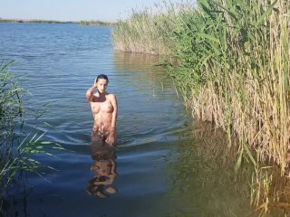 Девушка выходит абсолютно голая из реки