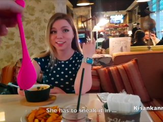 Девушка кончила в ресторане! Публичный оргазм! Lovense