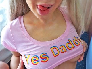 Сладкая сводная сестра сосёт мой член, пока я работаю - горячая сперма в горло