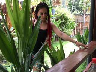 Он не чинит её велосипед а чинит её киску