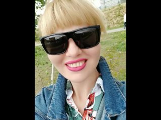 Рискованные показы грудей в общественном парке, сладкоголосая блондинка