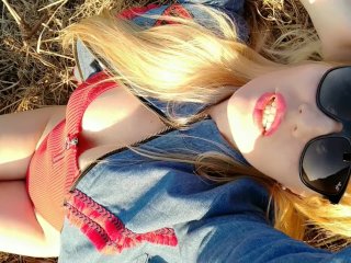 Солнечный день и красивая милфа загорает в поле ощущая себя сексуально