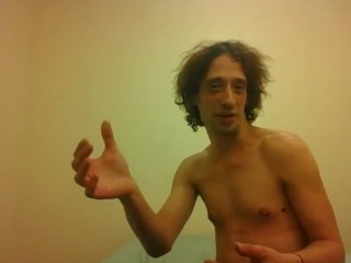 Трансгёрл топлесс показывает переплетённые большие пальцы