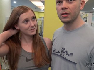 HUNT4K. Молодая сучка Линда Свит гипнотизирована банкнотами поэтому раздвигает ноги