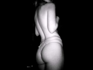 18 летняя танцует по музыку. Красивая жопа.